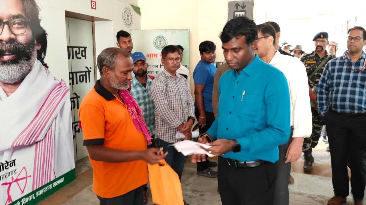 निरीक्षण करते उपायुक्त निरीक्षण करते उपायुक्त