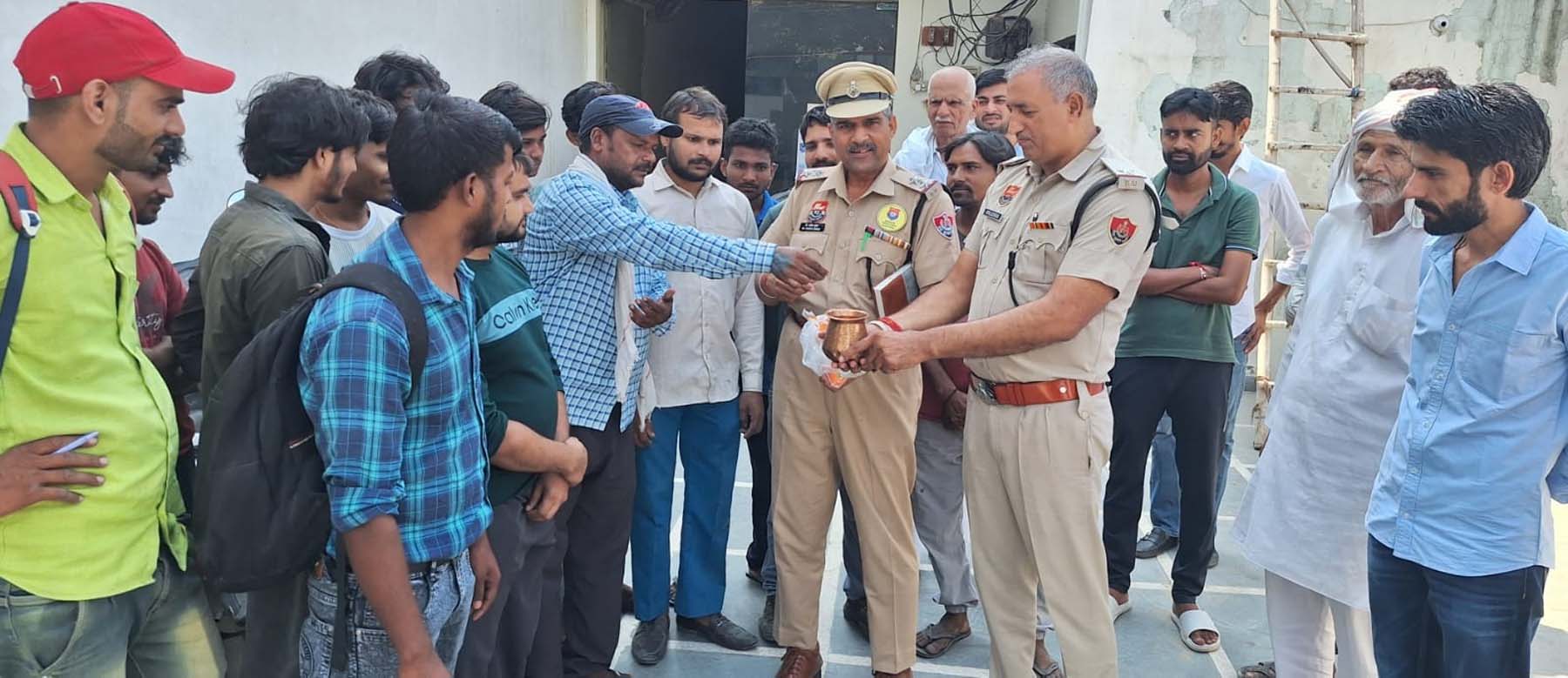 गुरुग्राम के गांव घाटा में नशा ना करने के लिए युवाओं से लोटे में नमक डलवाते नारकोटिक्स कंट्रोल ब्यूरो के जागरुकता कार्यक्रम एवं पुनर्वास प्रभारी उपनिरीक्षक डॉ. अशोक कुमार वर्मा।