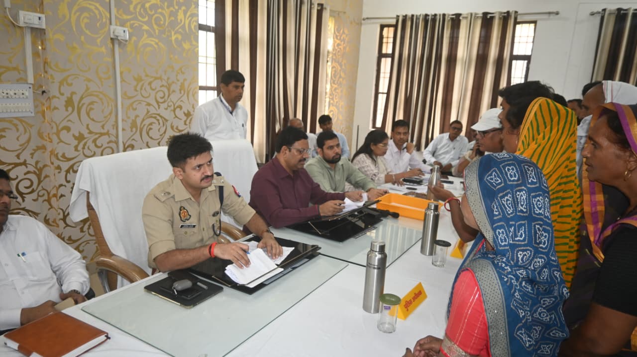 फ़ोटो - शिकायते सुनते अधिकारीगढ़ फ़ोटो - शिकायते सुनते अधिकारीगढ़