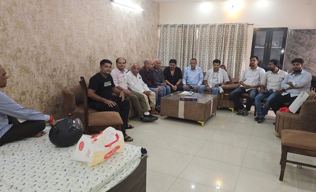 वैसवाड़ा ब्राह्मण उत्थान समिति पदाधिकारी समाराेह की तैयारियाें काे लेकर बैठक करते हुए। वैसवाड़ा ब्राह्मण उत्थान समिति पदाधिकारी समाराेह की तैयारियाें काे लेकर बैठक करते हुए।