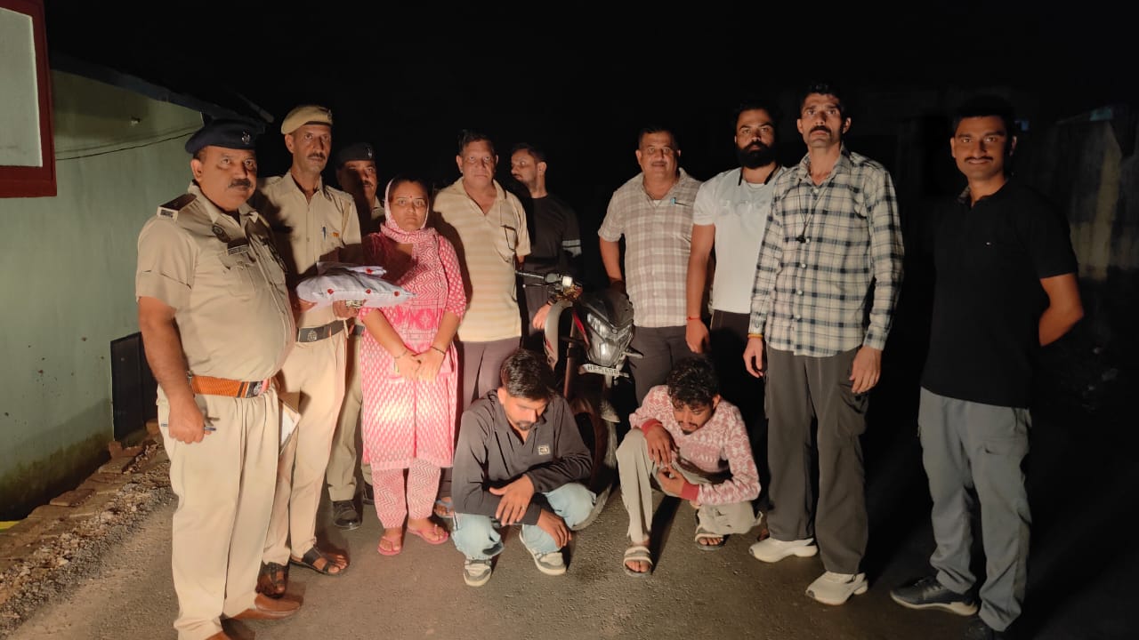 चरस के साथ पकड़े गए आरोपी।