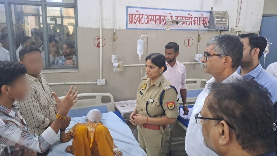 अस्पताल पहुंचकर घायलों का हालचाल लेते डीएम और एसपी