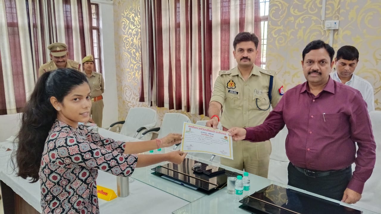 फोटो - उत्कर्ष कार्य करने वालो को सम्मानित करते अधिकारी फोटो - उत्कर्ष कार्य करने वालो को सम्मानित करते अधिकारी