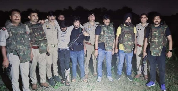 घायल बदमाश को ले जाती पुलिस
