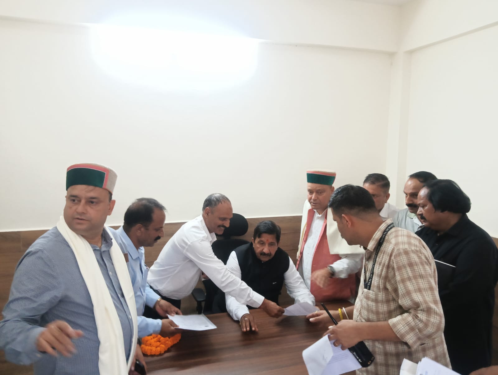 उपमुख्यमंत्री मुकेश अग्निहोत्री को मांगपत्र सौंपते हुए। उपमुख्यमंत्री मुकेश अग्निहोत्री को मांगपत्र सौंपते हुए।