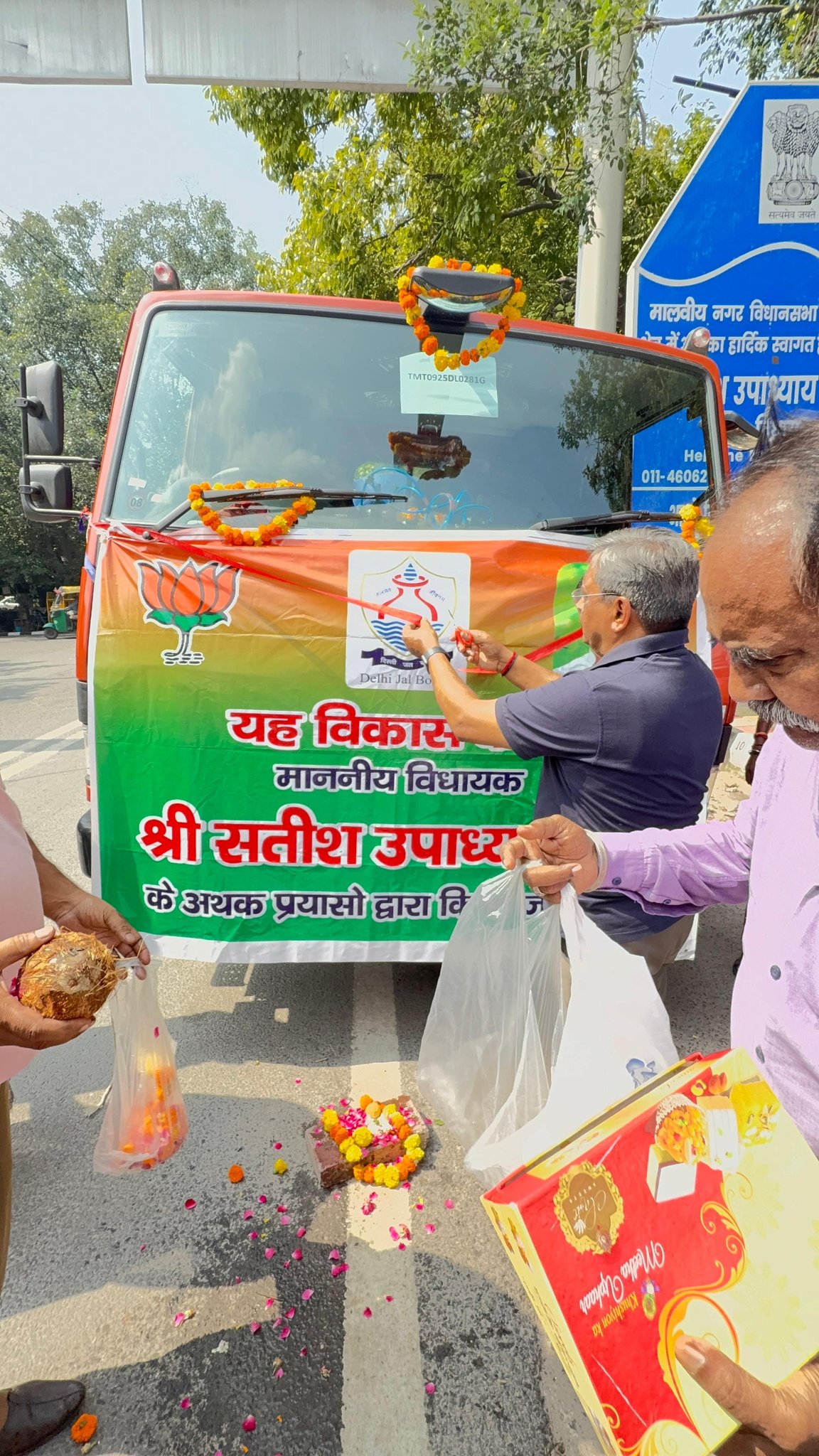 ग्रीन पार्क क्षेत्र में जल बोर्ड की सुपर सकर और जेटिंग मशीन का शनिवार को शुभारंभ  करते विधायक विधायक सतीश उपाध्याय