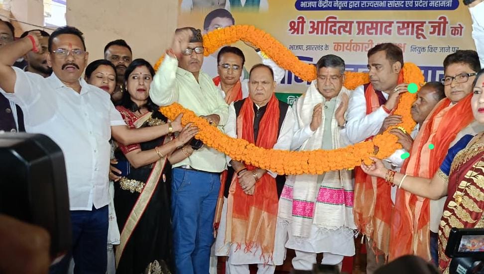 कार्यक्रम में आदित्य साहू को सम्मानित करते