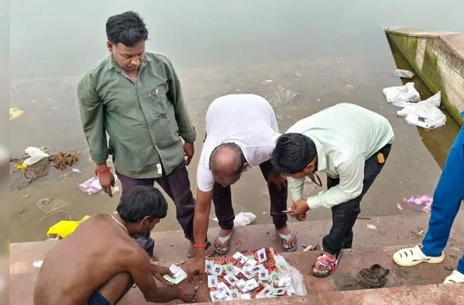 छतरपुरः तालाब किनारे मिले सैकड़ों वोटर आईडी कार्ड