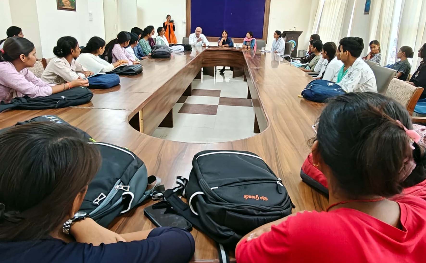 पोलियो अभियान बारे बैठक लेते कॉलेज के अधिकारी।