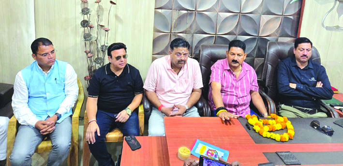 पत्रकारों से वार्ता करते हुए पत्रकारों से वार्ता करते हुए