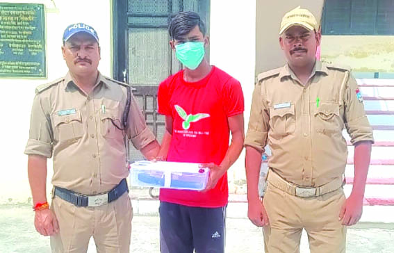 पुलिस गिरफ्त में आरोपित