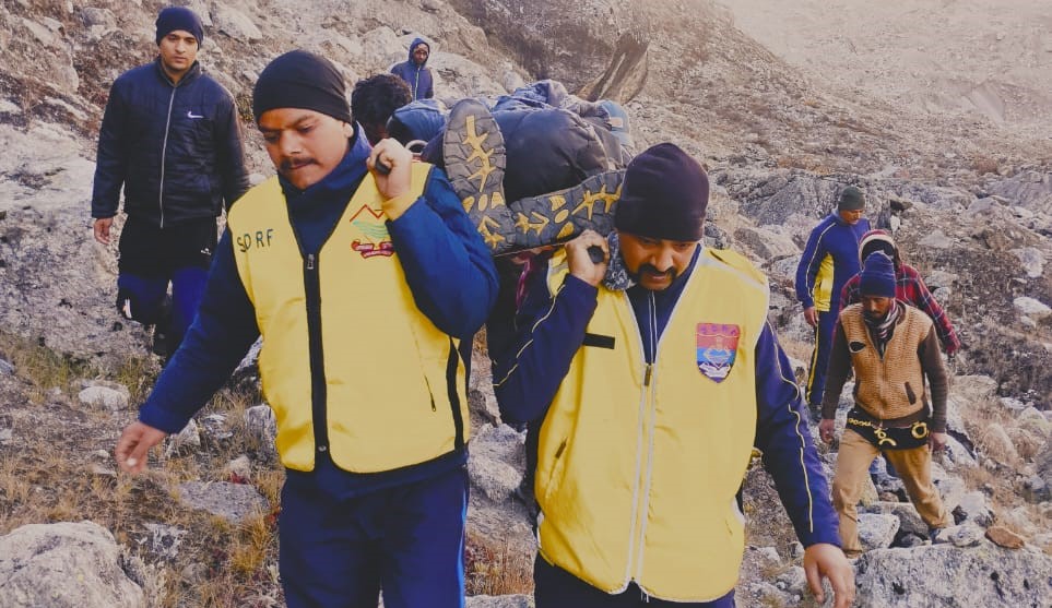 सतोपंथ से ट्रैकर का शव लाते हुए एसडीआरएफ की टीम।