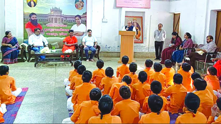 कार्यक्रम के दौरान