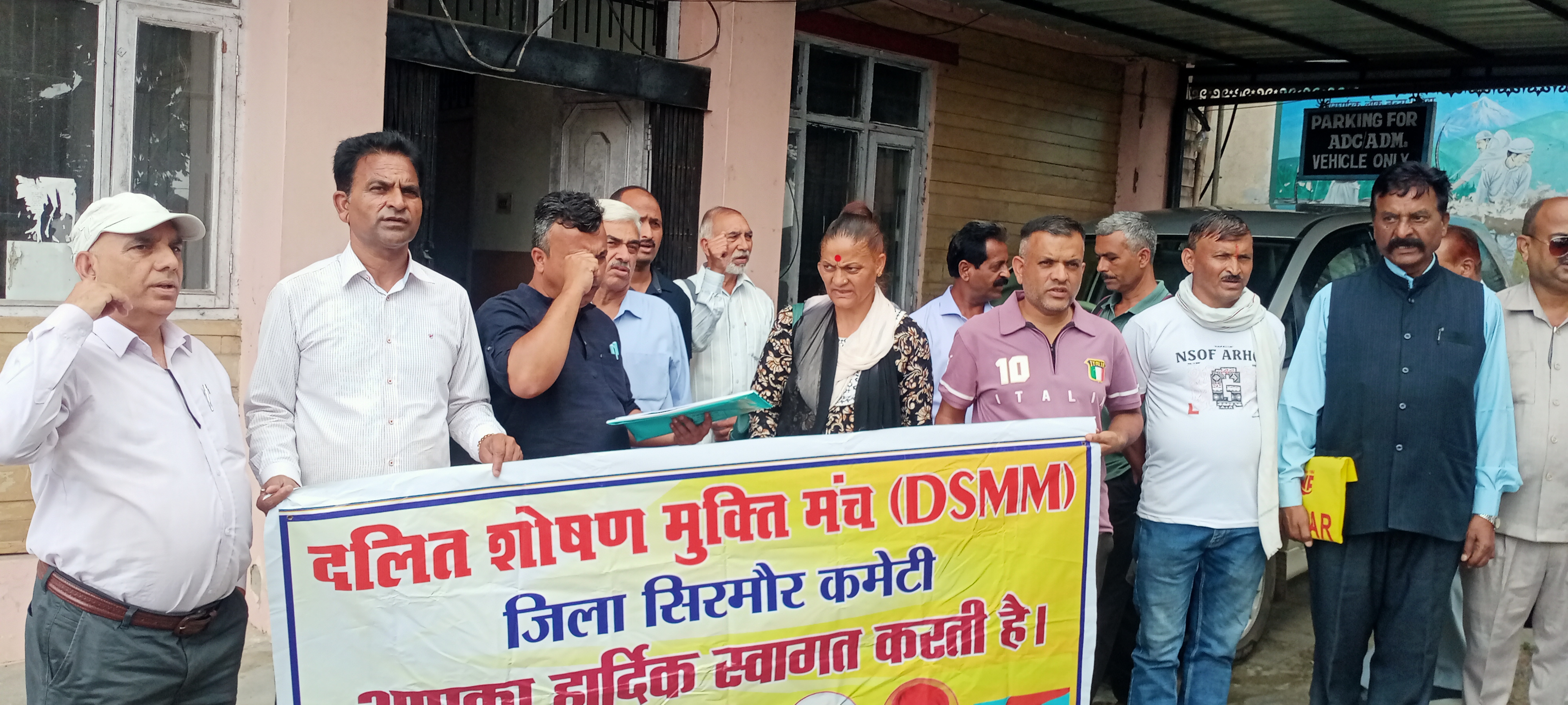 रोहड़ू में जाति उत्पीड़न से हुई बच्चे की मौत पर नाहन में दलित शोषण मंच ने दिया ज्ञापन