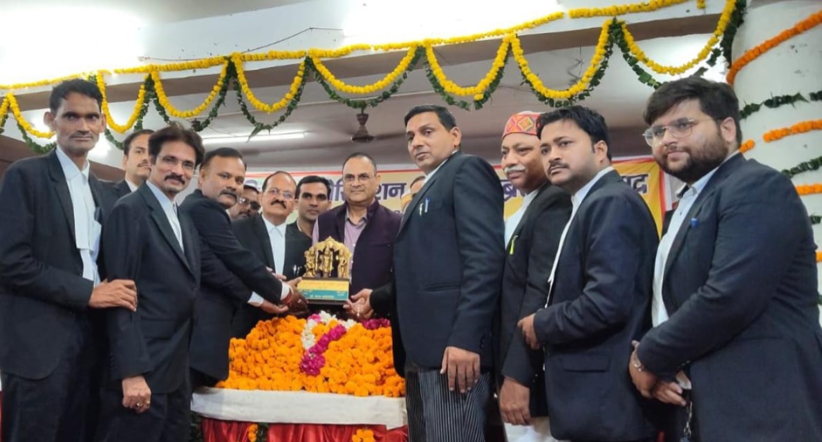 उच्च न्यायालय में न्यायमूर्ति बनने पर जिला जज पदम नारायण मिश्र को स्मृति चिन्ह भेंट करते दि बार एसोसिएशन एंड लाइब्रेरी के पदाधिकारी। उच्च न्यायालय में न्यायमूर्ति बनने पर जिला जज पदम नारायण मिश्र को स्मृति चिन्ह भेंट करते दि बार एसोसिएशन एंड लाइब्रेरी के पदाधिकारी।
