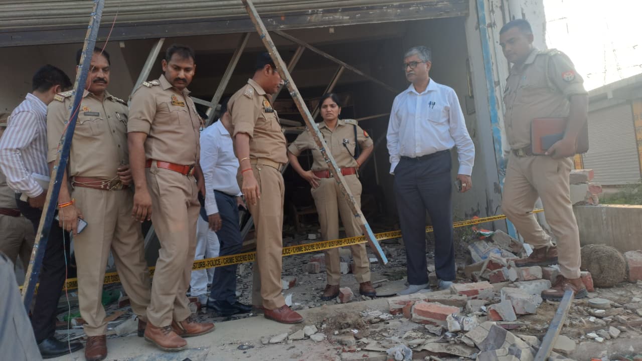घटना का निरीक्षण करते डीएम और एसपी
