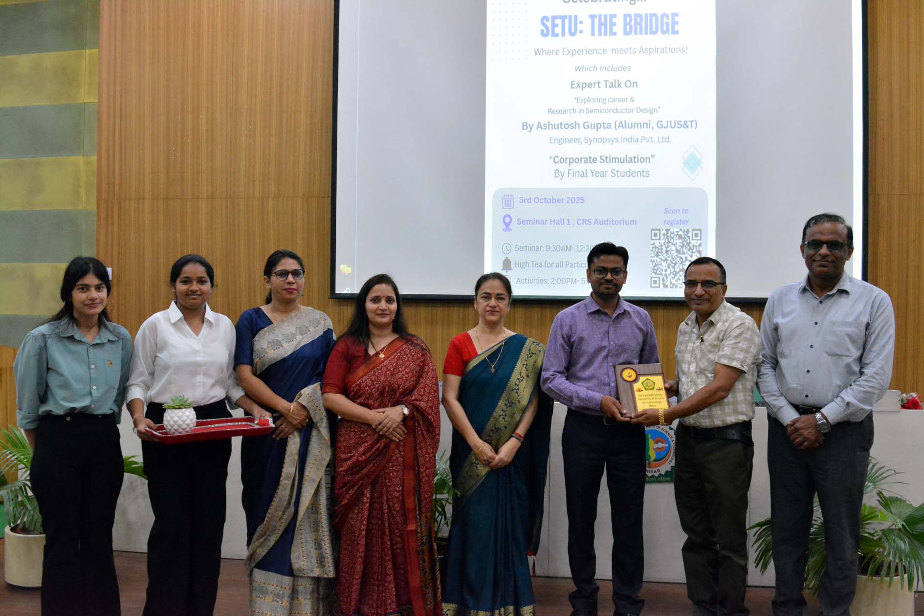 मुख्य वक्ता आशुतोष गुप्ता को सम्मानित करते प्रो. संदीप आर्य।