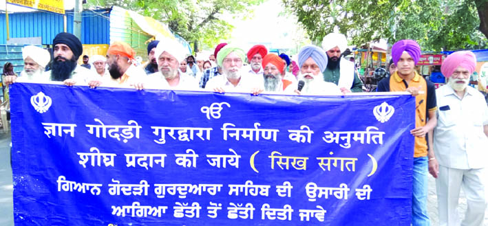 रोष पदयात्रा निकालते हुए