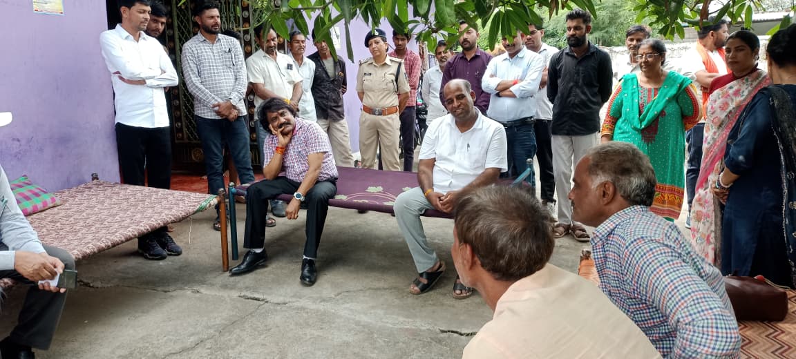 अभियान के तहत प्रमुख सचिव ने पशुपालकों से की चर्चा