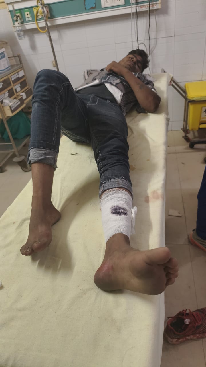 घायल इलाज करवाता हुआ