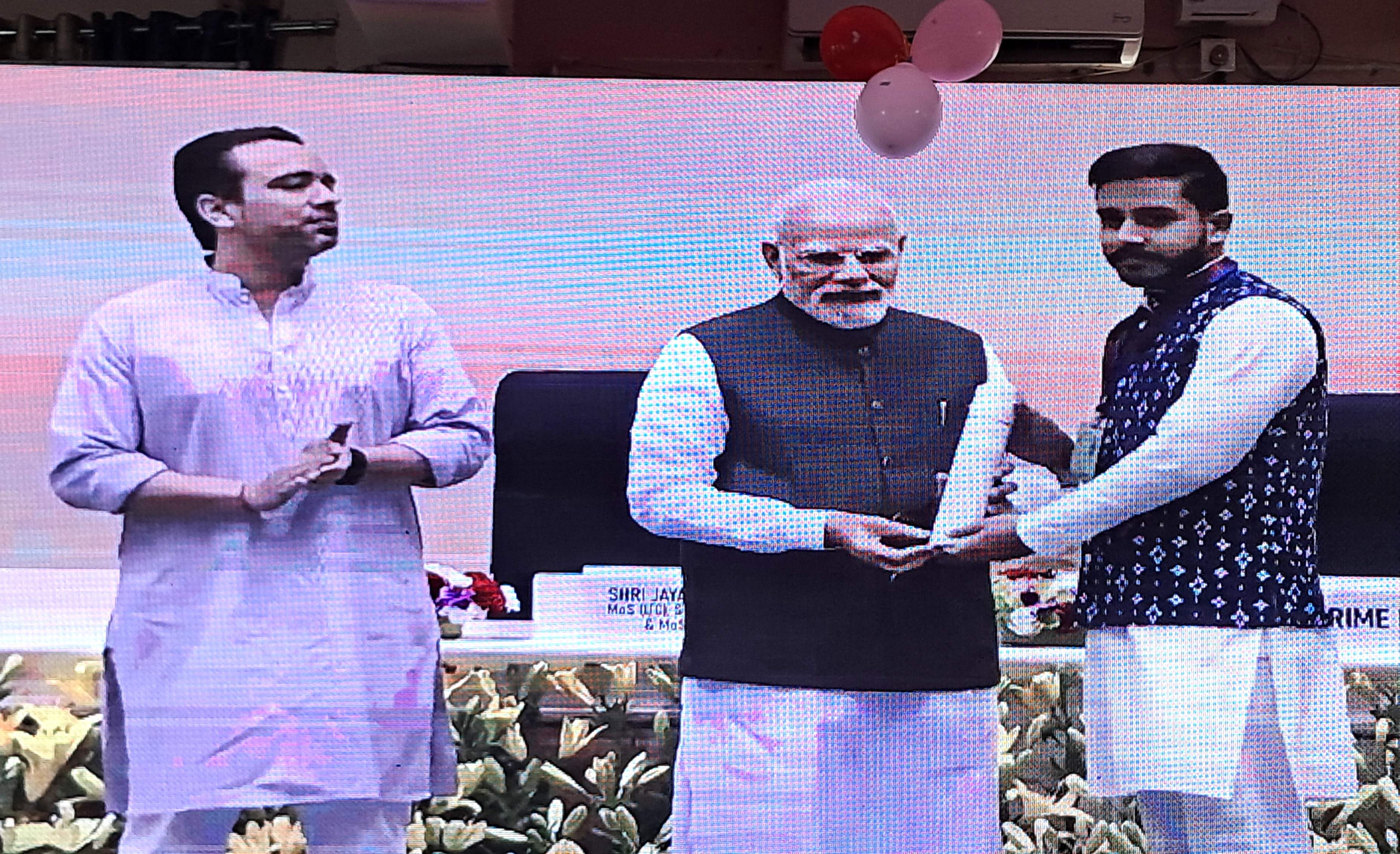 दीक्षांत समारोह में नवीन शर्मा प्रधानमंत्री के साथ। दीक्षांत समारोह में नवीन शर्मा प्रधानमंत्री के साथ।