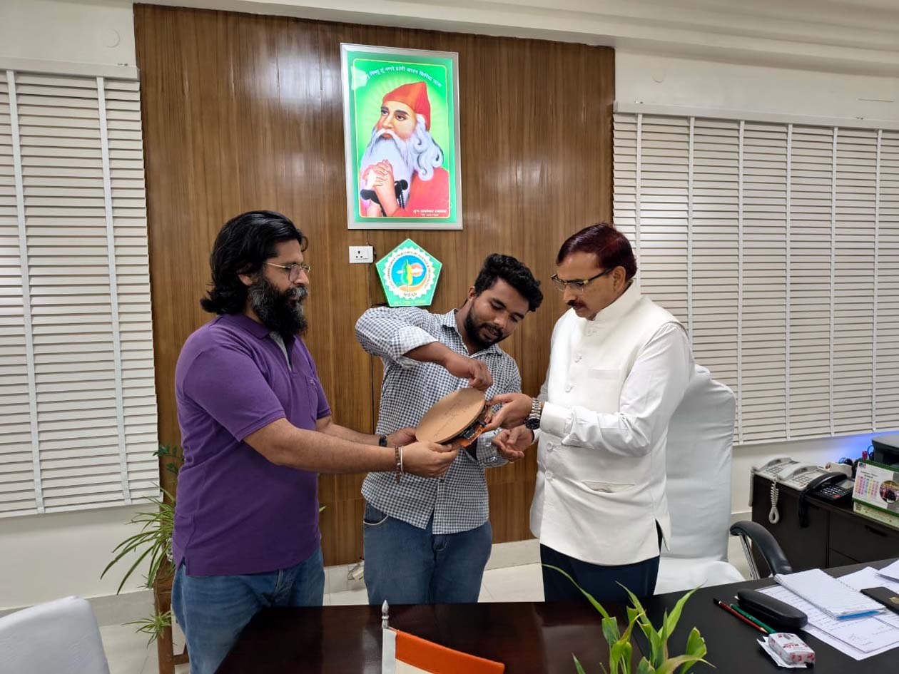 कुलपति प्रो. नरसी राम बिश्नोई को आईओटी-आधारित वजन मॉनिटरिंग सिस्टम की जानकारी देते डा. विजय पाल सिंह। कुलपति प्रो. नरसी राम बिश्नोई को आईओटी-आधारित वजन मॉनिटरिंग सिस्टम की जानकारी देते डा. विजय पाल सिंह।
