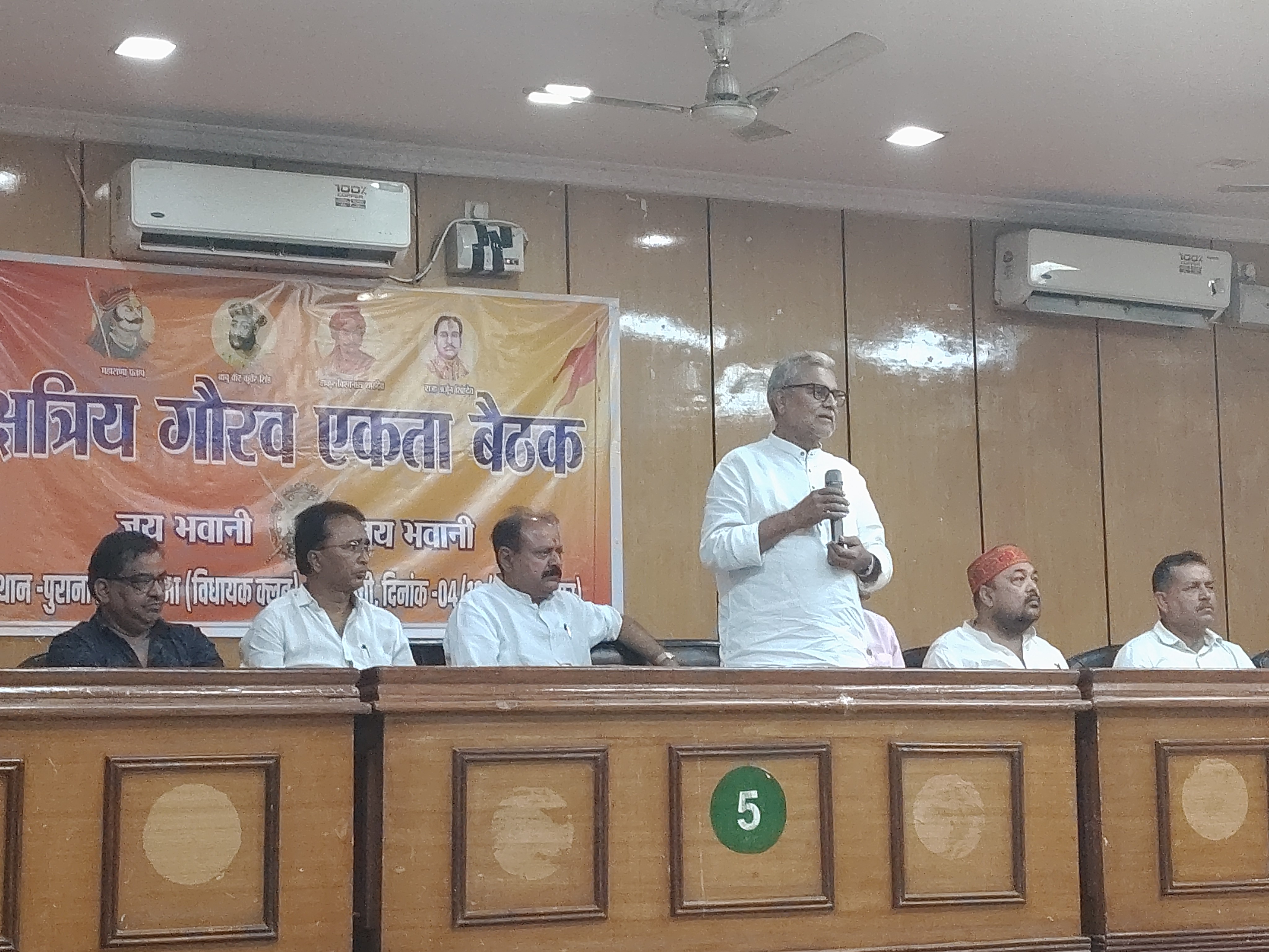 बैठक में बोलते क्षत्रिय गौरव के संस्थापक प्रवीण सिंह समेत अन्य