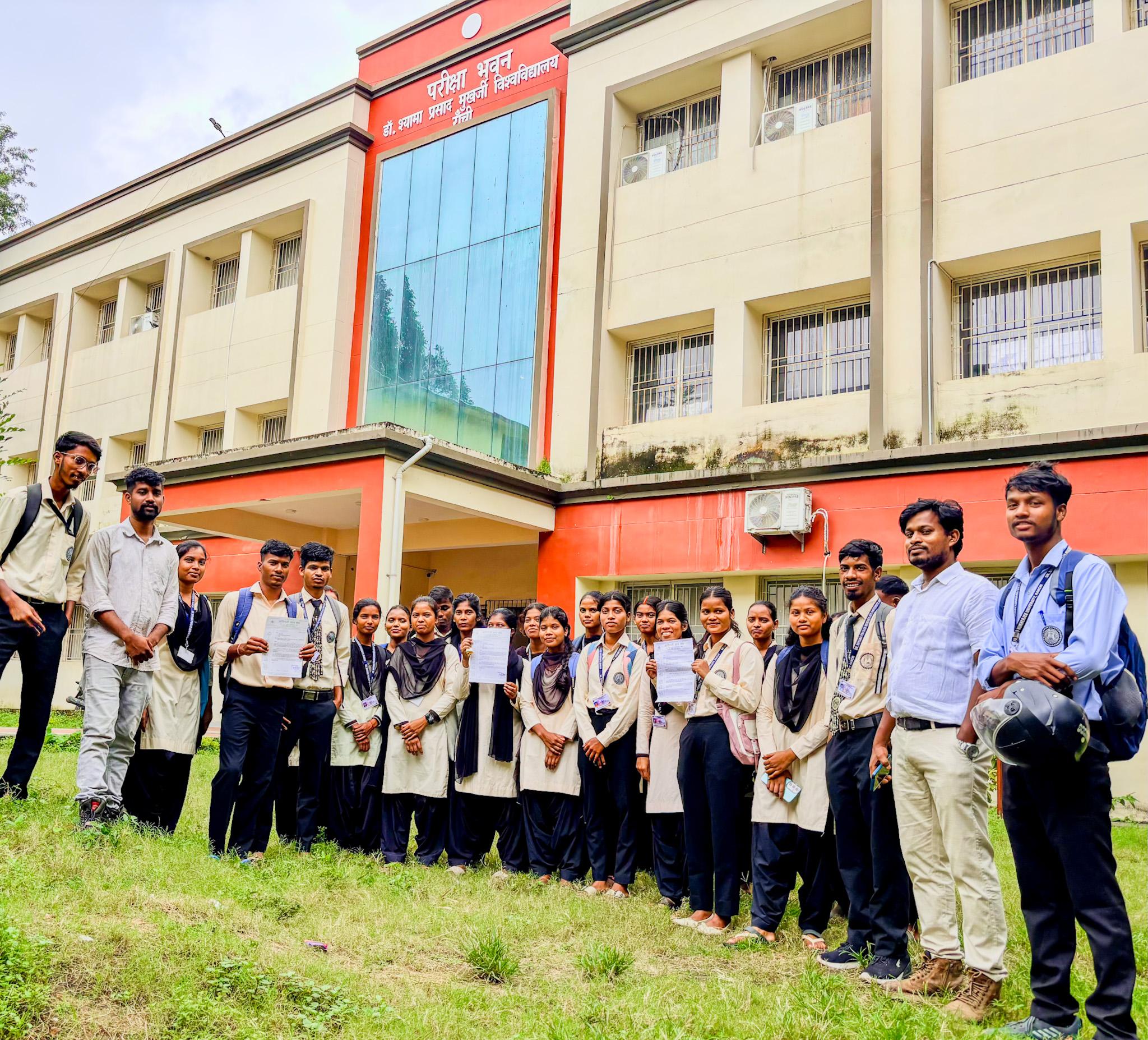 बैठक के बाद बाहर में विवेक तिर्की समेत आदिवासी छात्र संघ के सदस्‍यगण