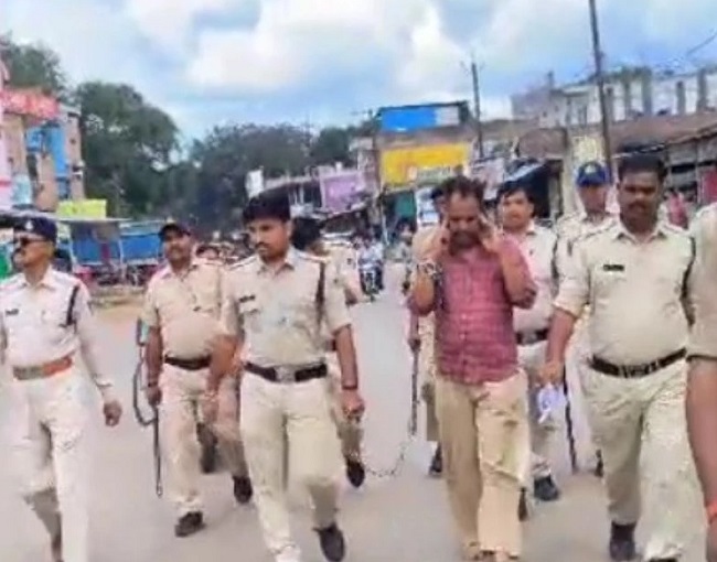 विदिशाः भारत माता को ‘डायन’ कहने वाले का पुलिस ने निकला जुलूस