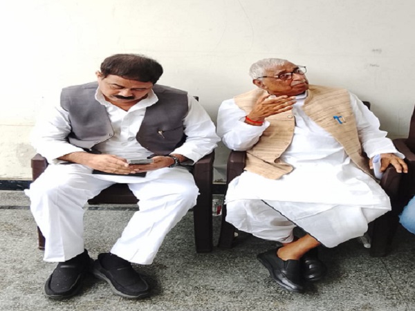 हाउस अरेस्ट किए जाने पर नेता प्रतिपक्ष माता प्रसाद पांडेय मीडिया से बात करते हुए।