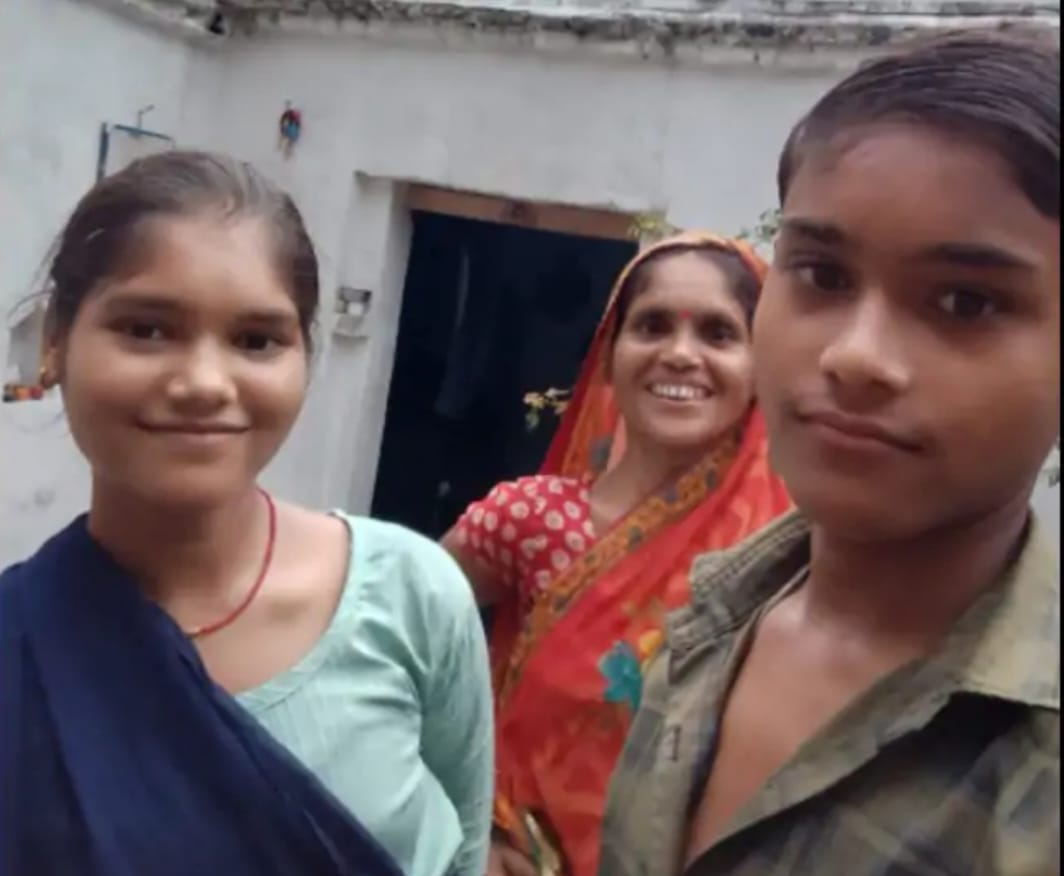 परिजनों के साथ खड़ा छात्र गजानन