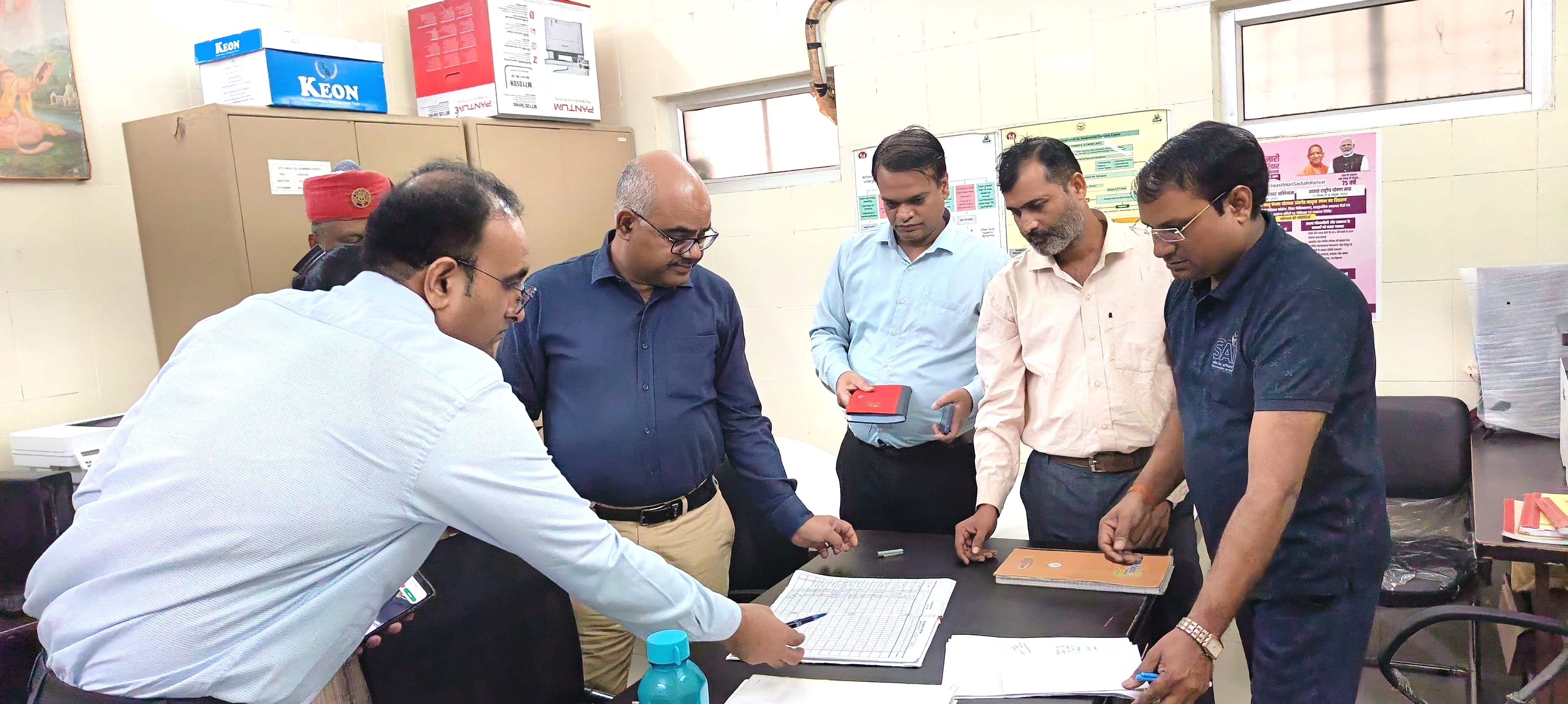 निरीक्षण के दौरान जिलाधिकारी जितेंद्र प्रताप सिंह व अन्य का छायाचित्र निरीक्षण के दौरान जिलाधिकारी जितेंद्र प्रताप सिंह व अन्य का छायाचित्र