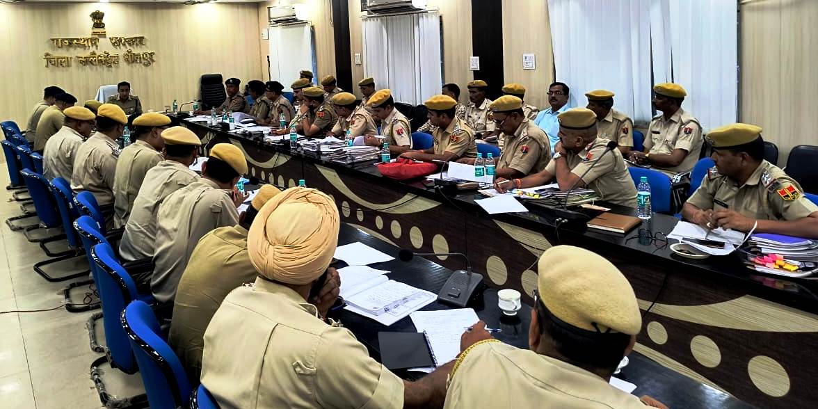 धौलपुर में त्योहारों पर कानून व्यवस्था बनाए रखें : सांगवान एसपी ने कलक्ट्रेट सभागार में ली क्राइम मीटिंग,पुलिस अधिकारियों को दिए आवश्यक दिशा निर्देश धौलपुर। जिला पुलिस अधीक्षक विकास सांगवान ने रविवार को कलक्ट्रेट सभागार में जिले के पुलिस अधिकारियों की क्राइम मीटिंग ली। मीटिंग में लंबित प्रकरणों एवं पुलिस मुख्यालय द्वारा चलाए जा रहे अभियानों की समीक्षा की गई। इसके साथ ही नये कानूनों के बेहतर क्रियान्वयन तथा आगामी त्योहारों पर कानून व्यवस्था बनाए रखने सहित अन्य महत्वपूर्ण बिंदुओं पर आवश्यक दिशा निर्देश दिए गए। पुलिस अधीक्षक विकास सांगवान ने जिले की कानून व्यवस्था की स्थिति एवं पुलिस मुख्यालय, रेंज व जिला स्तर से चलायें जा रहे विशेष अभियानों की समीक्षा की। आगामी त्योहारों करवा चौथ, दीपावली एवं गोवर्धन पूजा आदि को शांत पूर्ण तरीके से सम्पन्न कराने के लिए आवश्यक दिशा निर्देश दिए। सभी पुलिस अधिकारियों को आगामी त्यौहारों के मद्देनजर अपने अपने इलाकों में प्रभावी गश्त व नाकाबंदी कर अपराधियों एवं असामाजिक तत्वों की धरपकड़ करने के भी निर्देश दिए। पुलिस अधीक्षक ने ई साक्ष्य, ई सम्मन, ई एफआईआर, अपराधियों के फिंगर प्रिंट लेने, प्रकरणो में चालान एफ आर की स्थिति, केस आफिसर स्कीम में चयनित केसों की थाना वाइज समीक्षा कर आवश्यक दिशा-निर्देश दिए। साथ ही पेंडिंग प्रकरणों के शीघ्र निस्तारण, अपराध पर नियंत्रण, सड़क दुर्घटनाओं में कमी लाने व वांछित अपराधियों की गिरफ्तारी कराने के निर्देश दिए। जिले में महिला अत्याचार व कमजोर वर्ग के खिलाफ अपराधों में कमी लाने एवं नये कानूनों के प्रभावी क्रियान्वयन की दिशा में और अधिक बेहतर प्रयास करने पर जोर दिया गया है। इस दौरान वृताधिकारी वृत्त धौलपुर मुनेश मीणा, वृताधिकारी वृत्त मनियां राजेश शर्मा, वृताधिकारी वृत्त सैंपऊ अनूप सिंह, वृताधिकारी वृत्त बाड़ी महेन्द्र कुमार व वृताधिकारी वृत्त सरमथुरा नरेन्द्र मीणा सहित ज़िले के सभी थानों के थानाधिकारी गण उपस्थित रहे।