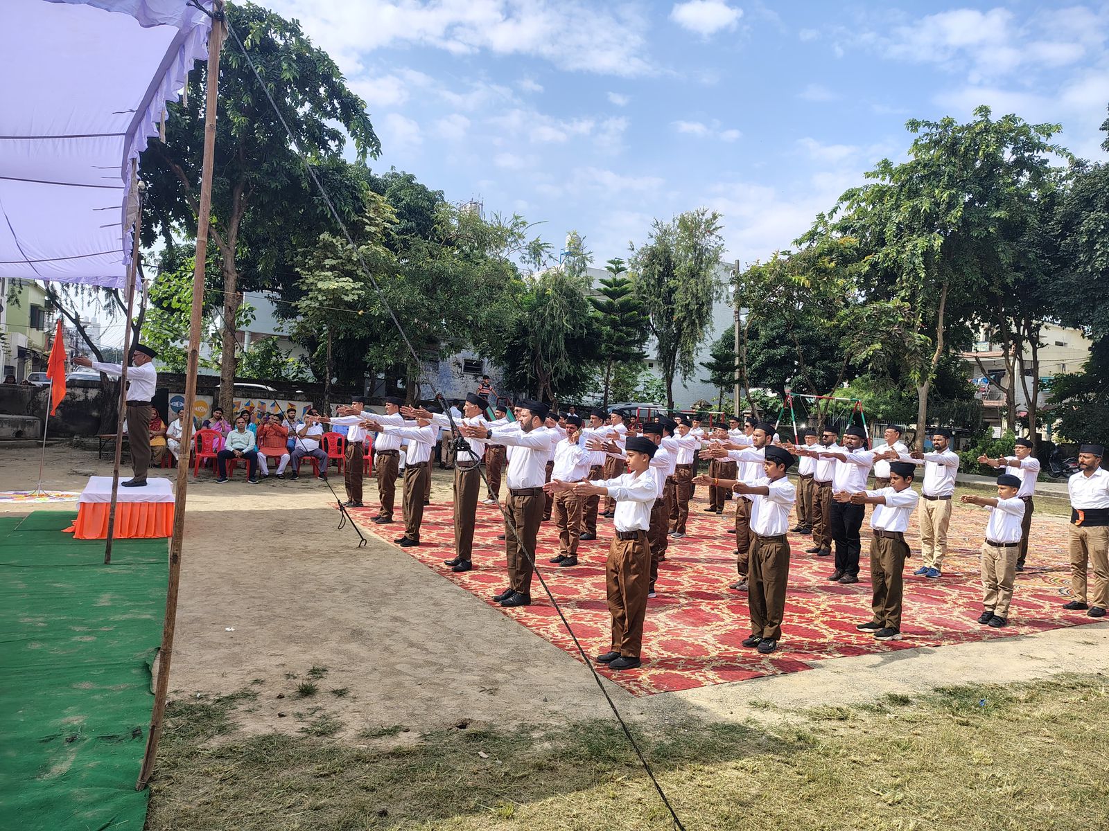 कार्यक्रम में मौजूद स्वयंसेवक।