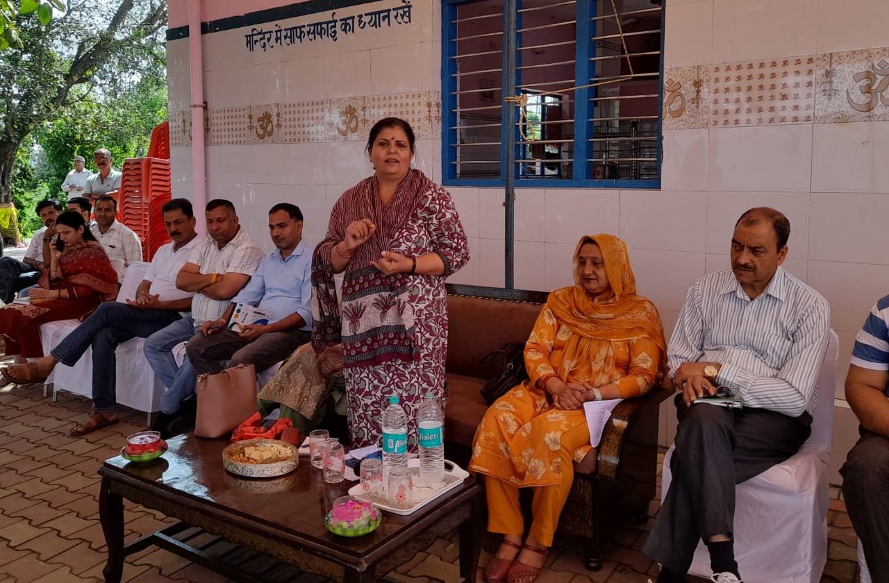 विधायक कमलेश ठाकुर लोगों को संबोधित करते हुए।