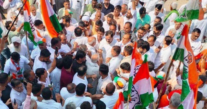 यात्रा में मौजूद कांग्रेस कार्यकर्ता।