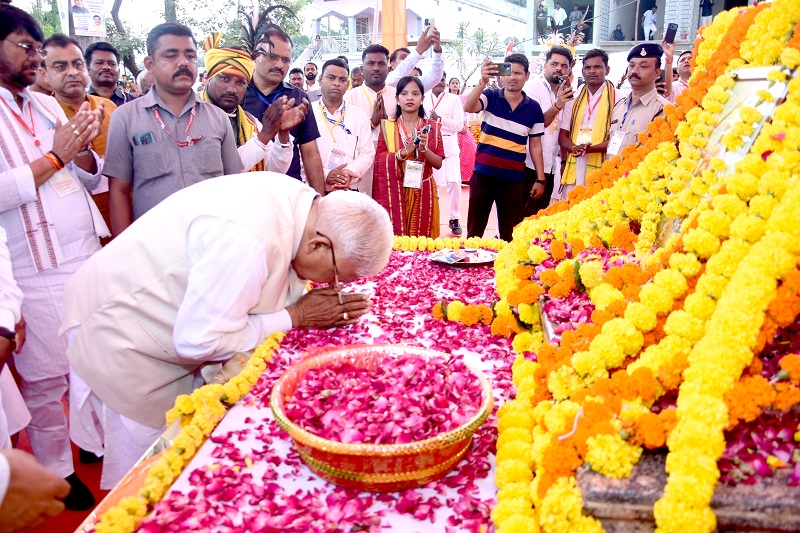 मप्रः राज्यपाल पटेल ने वीरांगना रानी दुर्गावती की जन्म जयंती पर किए श्रद्धा सुमन अर्पित मप्रः राज्यपाल पटेल ने वीरांगना रानी दुर्गावती की जन्म जयंती पर किए श्रद्धा सुमन अर्पित