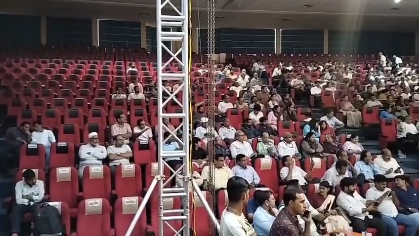 चित्तौड़गढ़ में आयोजित मीरा महोत्सव में अधिकांश कुर्सियां खाली रही।