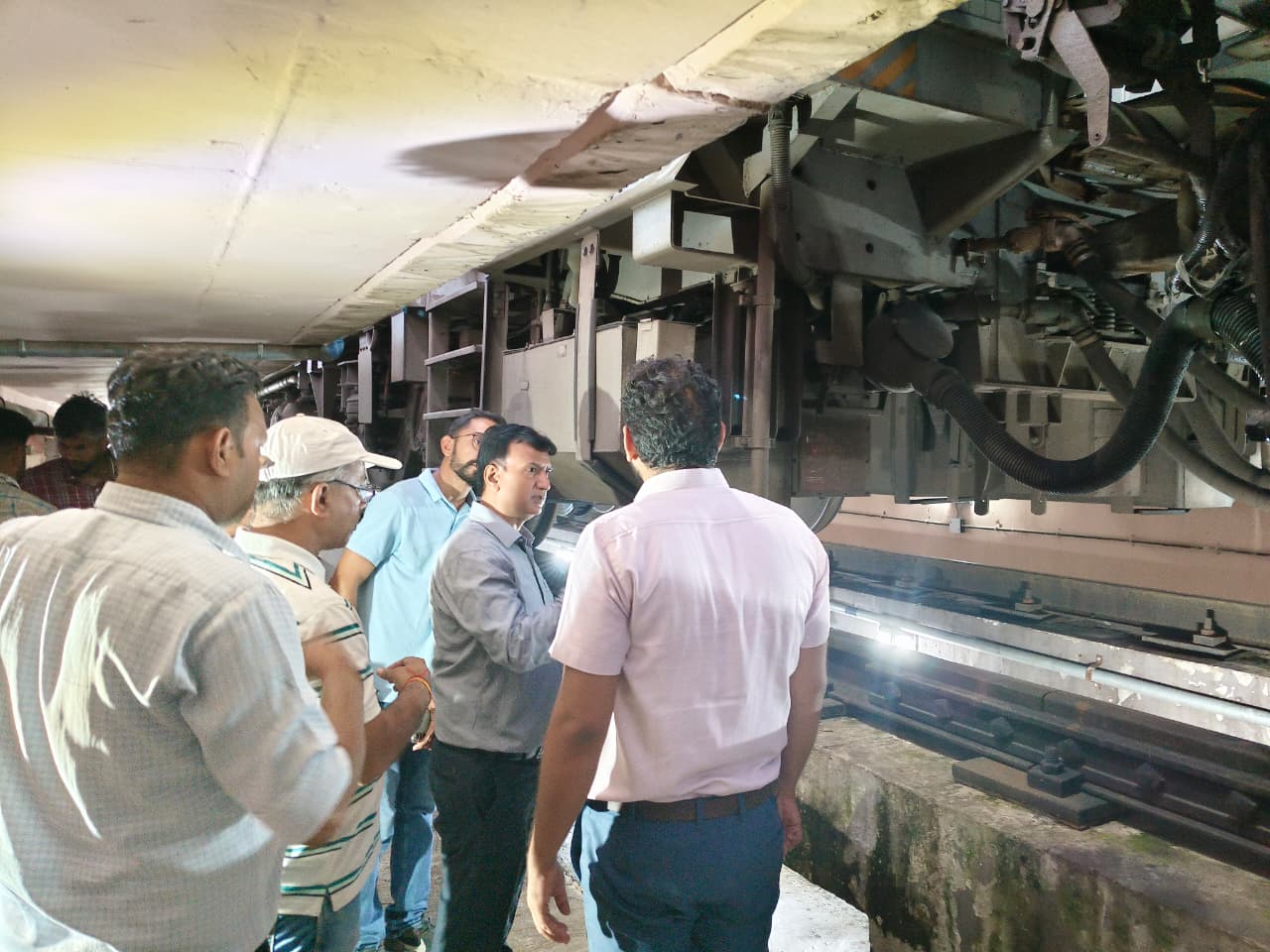हनुमानगढ़ स्टेशन की वाशिंग लाइन एवं सिक कोच कॉम्प्लेक्स का निरीक्षण किया डीआरएम ने