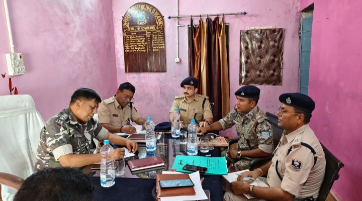 बैठक में पुलिस अधिकारी
