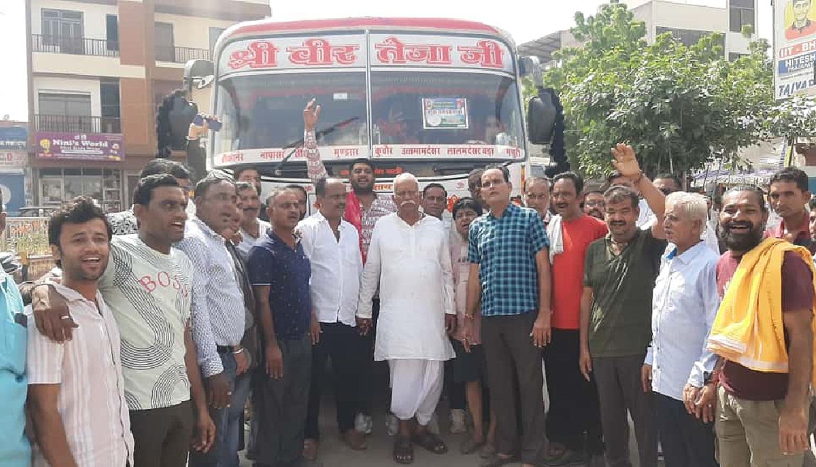 पुजारी बाबा के नेतृत्व में तीन दिवसीय देव दर्शन यात्रा शुरु