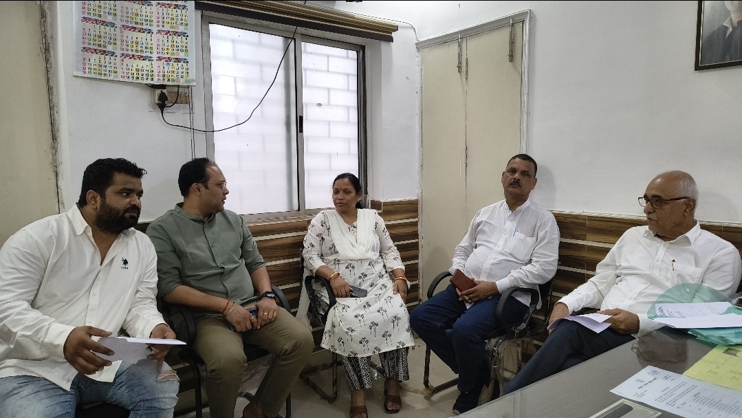 कांग्रेस की बैठक में मौजूद पार्टी के पदाधिकारी कांग्रेस की बैठक में मौजूद पार्टी के पदाधिकारी