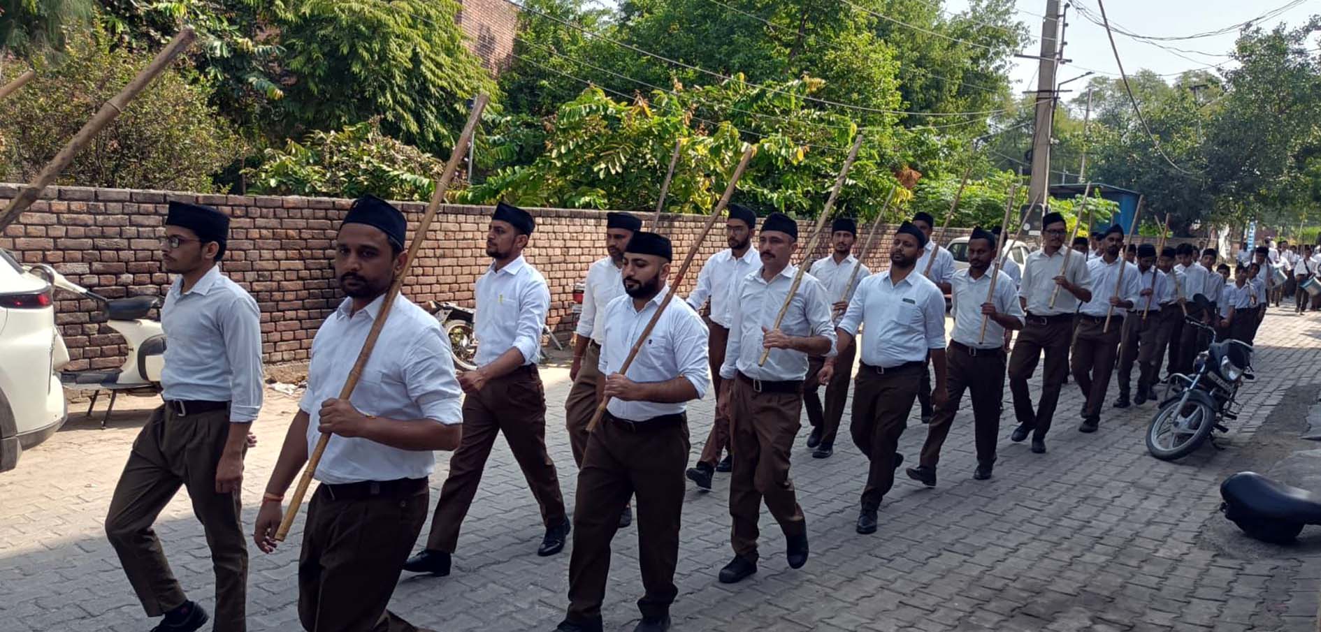 कार्यक्रम के बाद आजाद नगर में मुख्य मार्ग पर संचलन निकालते स्वंयसेवक।