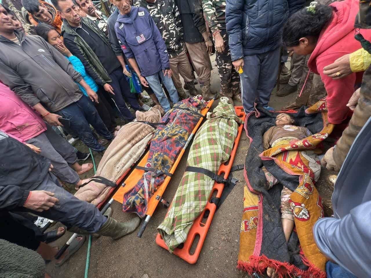 भूस्खलन के कारण मारे गए लोगों का शव बरामद किया जा रहा है भूस्खलन के कारण मारे गए लोगों का शव बरामद किया जा रहा है