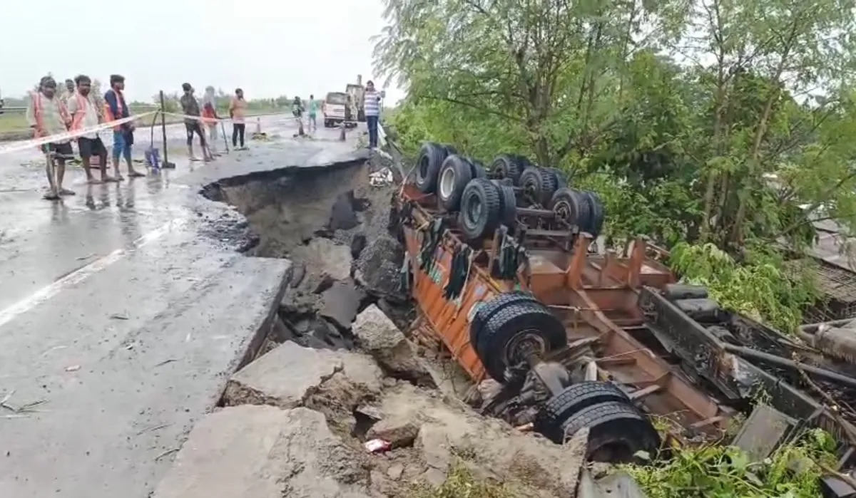 अररिया में मूसलाधार बारिश ने मचाई तबाही: NH-27 पर ट्रक पलटा, जनजीवन अस्त-व्यस्त