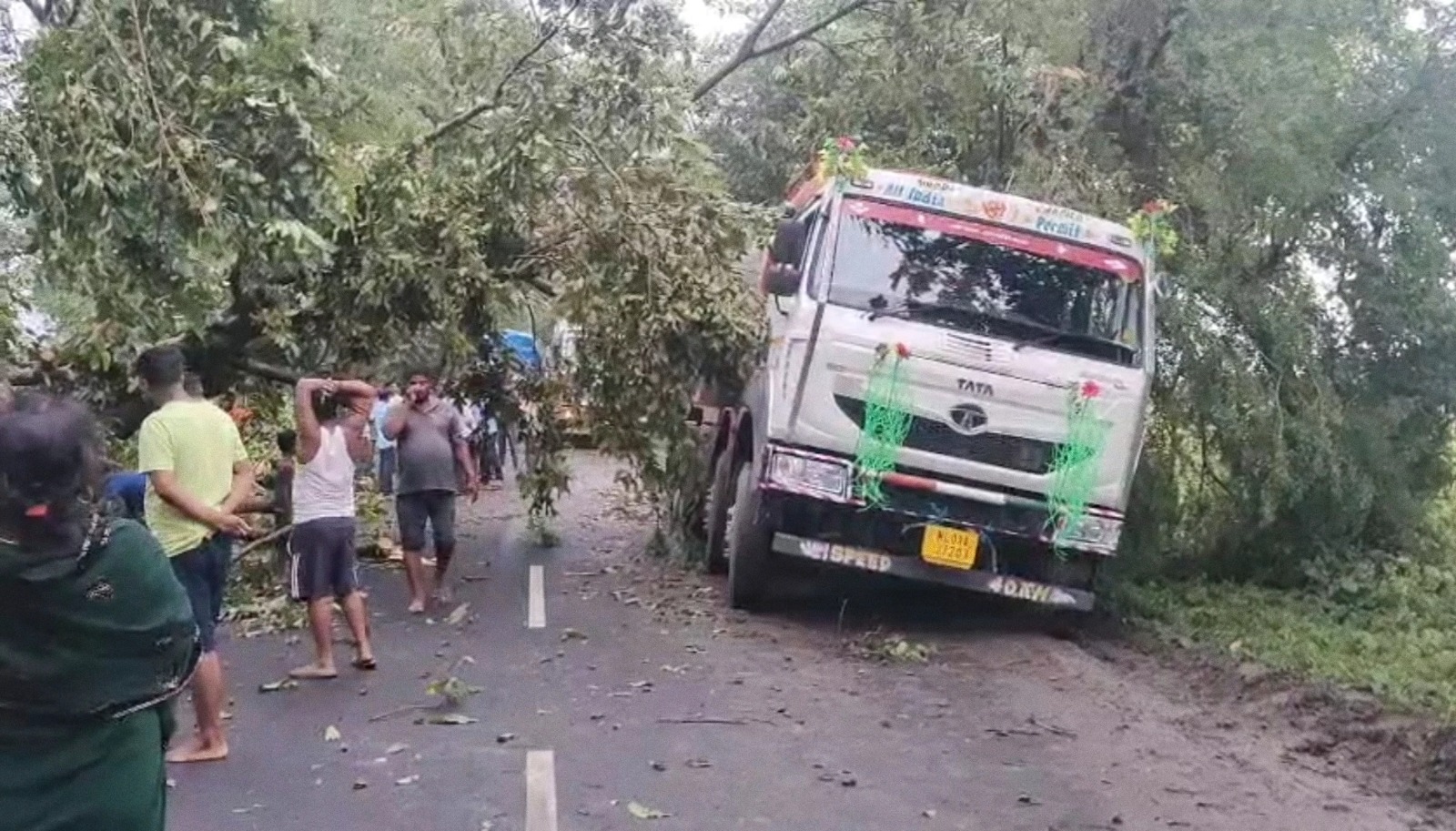 अररिया में मूसलाधार बारिश ने मचाई तबाही: NH-27 पर ट्रक पलटा, जनजीवन अस्त-व्यस्त