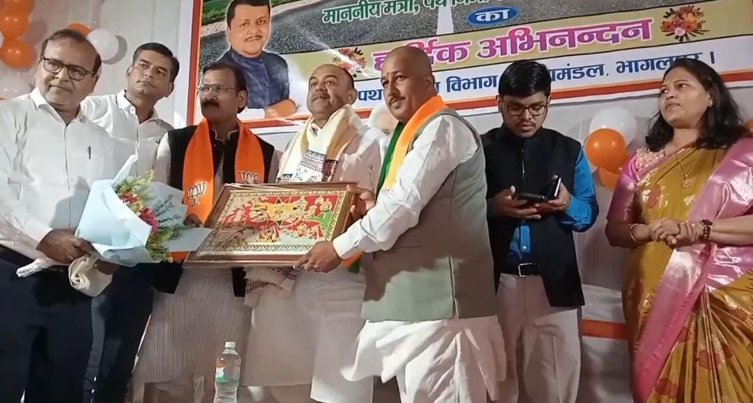 मंत्री का स्वागत करते लोग