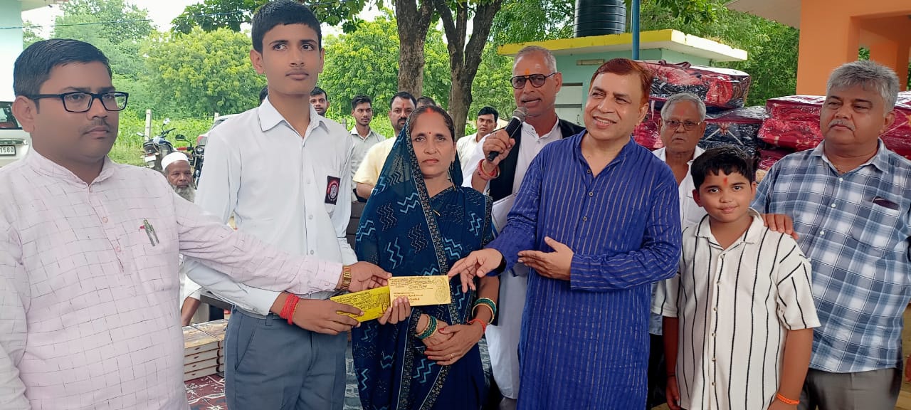 उत्कृष्ट छात्र को पुरस्कृत करने की फोटो