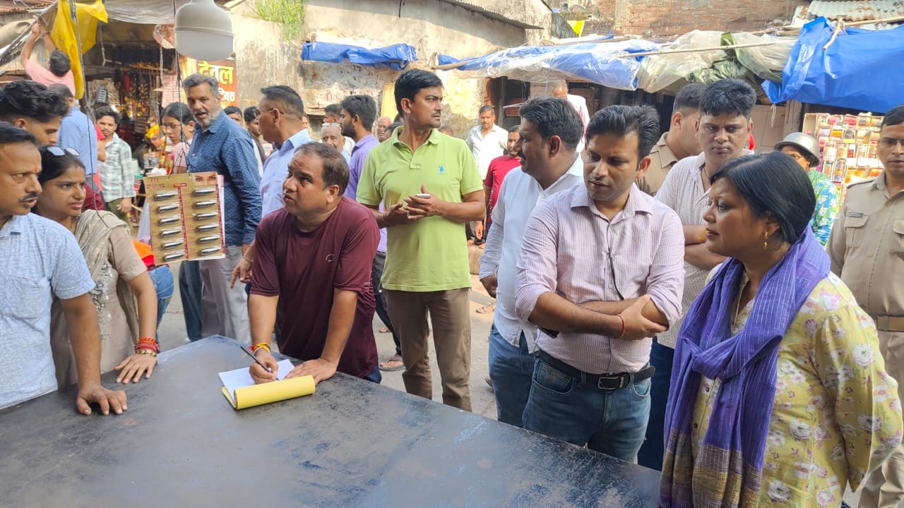 शहर से हटाया अतिक्रमण, व्यापारियों पर 25 हजार का चालान,