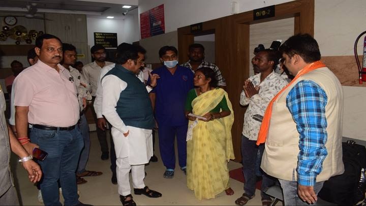 जबलपुरः चल समारोह में हुई घटना में घायल बच्‍ची के हाल जानने के लिए अस्‍पताल पहुंचे मंत्री राकेश सिंह